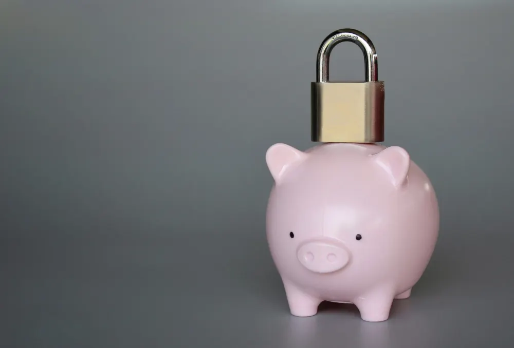 Tenancy Deposit Protection featured image. Piggy bank with padlock on top.